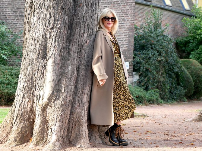 charismalook-camel-coat-kleid-blümchen-style