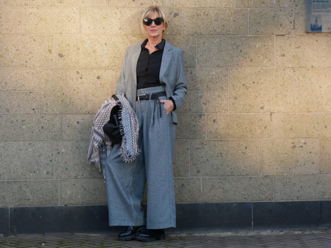 charismalook-cashmere-schals-mode-online-shopping-grau-anzug