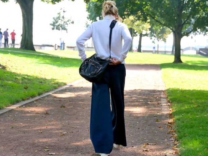 charismalook-daunen-trend-mode-loungewear-wohlfühlen-oversize-blau-weiß-shopping-online-look