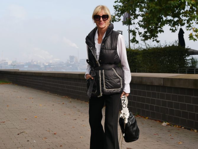 charismalook-daunen-weste-schwarz-mode-trend-silhouette-look