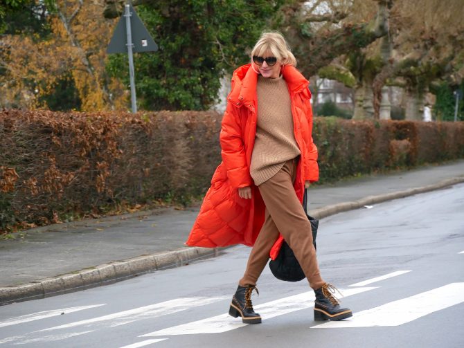 charismalook-daunen-mode-nachhaltig-rot-oversized-camel-mantel