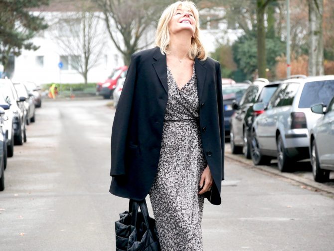 charismalook-glam-mode-beauty-blond-pailletten-boots-outfit-online-shopping