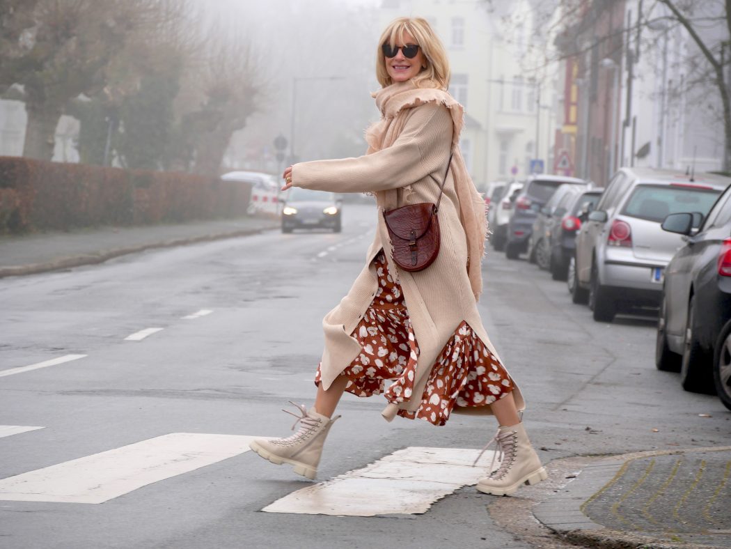charismalook-strick-mode-locker-rock-cardigan-outfit-beige-print