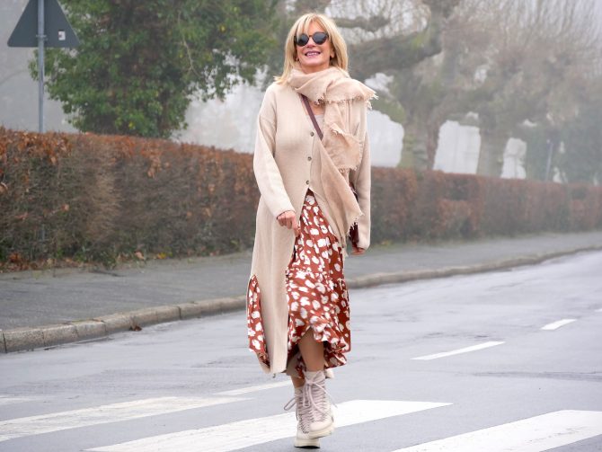 charismalook-strick-mode-cardigan-rock-print-beige-winter-outfit