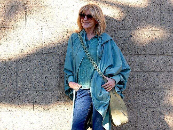 charismalook-standwithukraine-mode-beauty-blond-grün-parka-shopping-online