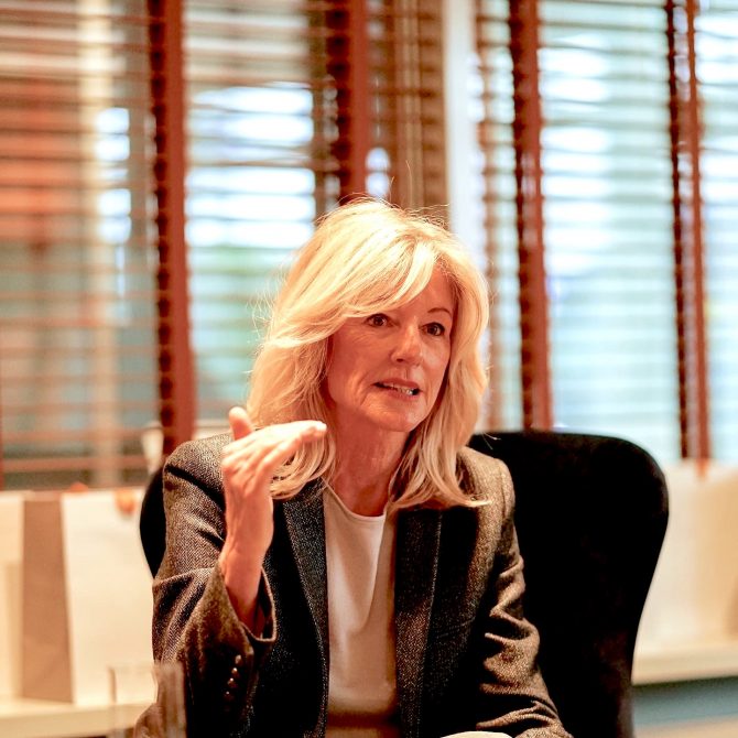 charismalook-frauen-power-mode-look-grau-style-diskussion