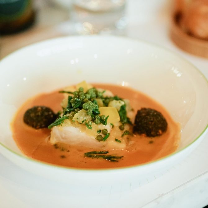 charismalook-alter-frauen-diskussion-brasserie-wohlfühlen