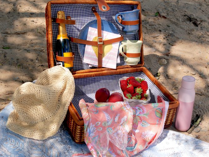 charismalook-sommerkleider-trend-party-picknick-aussehen-mode-beauty-wohlfühlen-nachhaltig-wasser-flasche