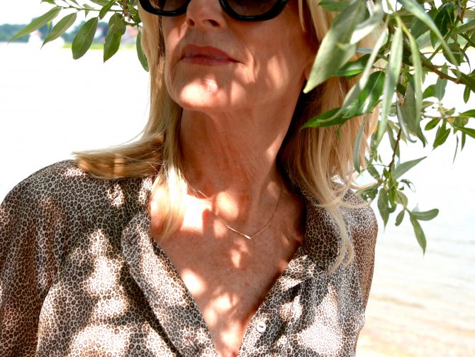 charsimalook-sommerkleider-nachhaltig-trend-seide-kette-gold-schmuck-schmucklabel