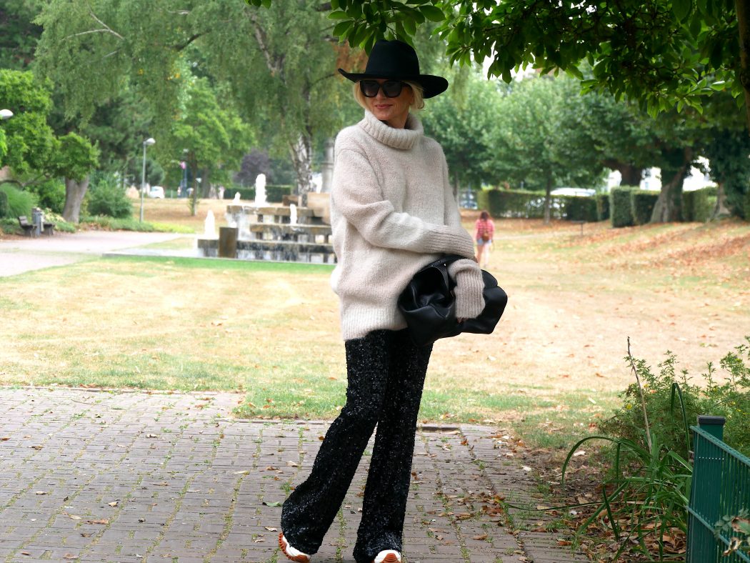 charismalook-schwarz-weiß-mode-beauty-trend-pailletten-pullover-hut