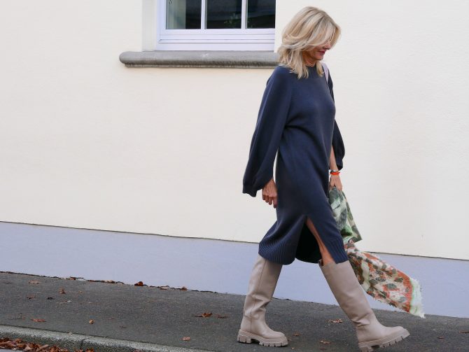 charismalook-strick-schal-blumen-grün-grau-stiefel-beige