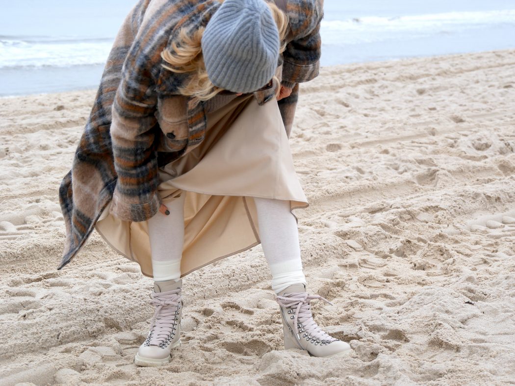 charismalook-layering-warme-wäsche-beige-rock-hose-pullover-mütze