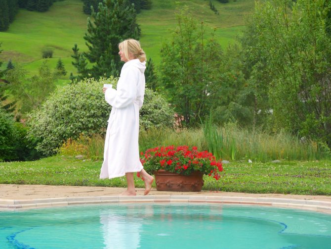 charismalook-tirol-schwimmen-sauna-relaxen-reise-sommer-bergsommer-alpen