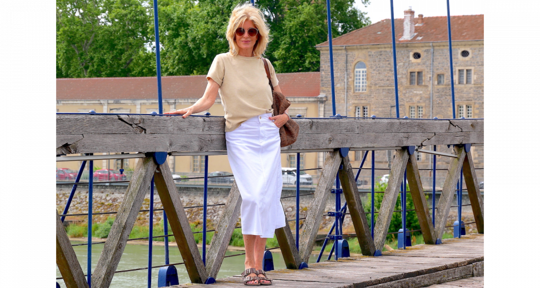 Tina Artz auf einer Brücke in der Provence – stilvoller Auftakt zu Flusskreuzfahrt und Schlossmomenten.