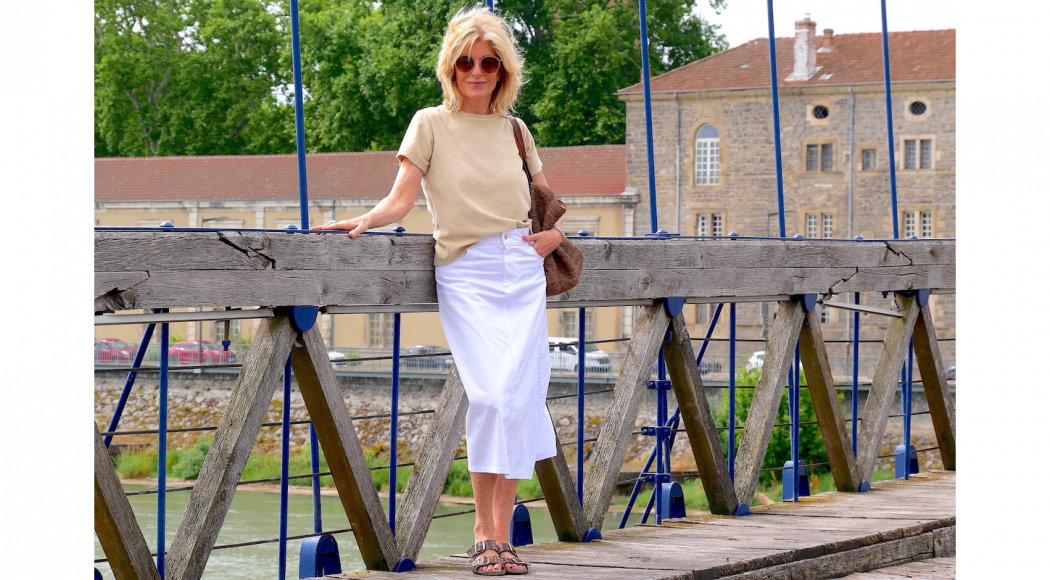Tina Artz auf einer Brücke in der Provence – stilvoller Auftakt zu Flusskreuzfahrt und Schlossmomenten.