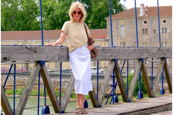 Tina Artz auf einer Brücke in der Provence – stilvoller Auftakt zu Flusskreuzfahrt und Schlossmomenten.