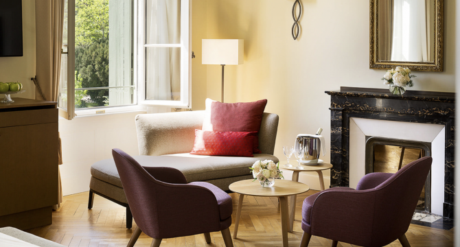 Provence: Bischofszimmer im Château de Montcaud mit Sessel und Chaiselongue