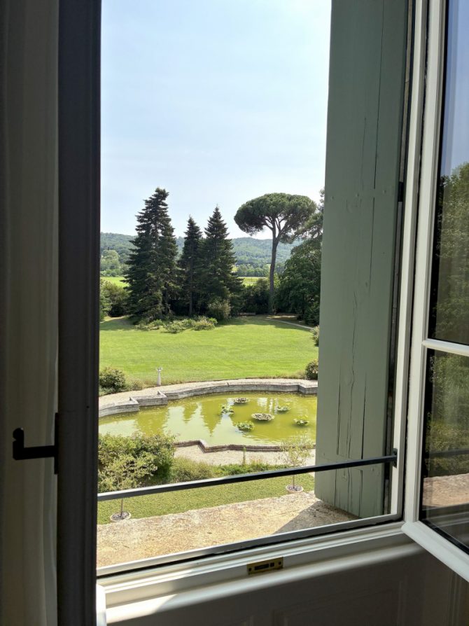 Provence: Blick aus der Junior-Suite im Château de Montcaud auf den Park
