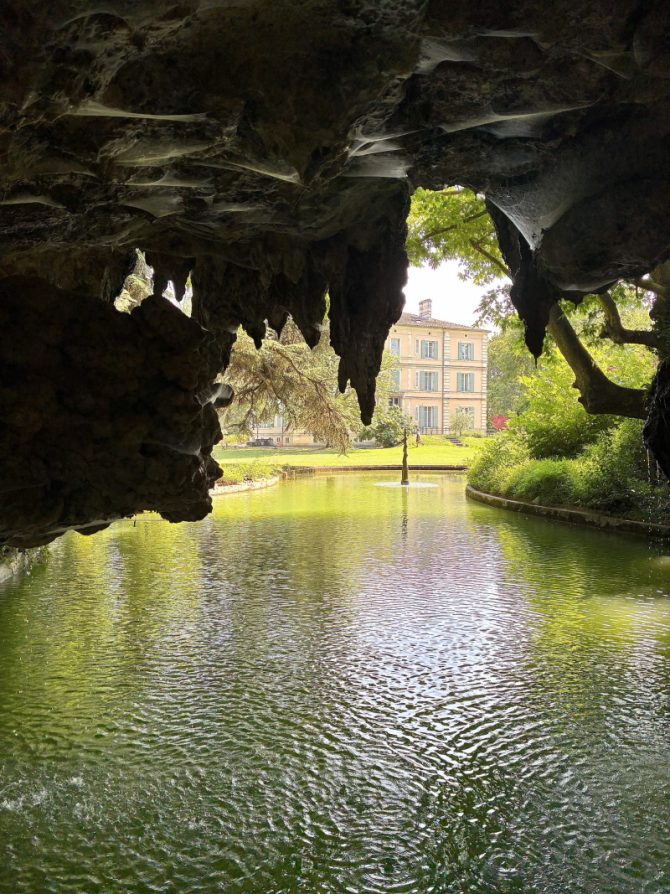 Provence: Blick aus der historischen Grotte auf das Château de Montcaud