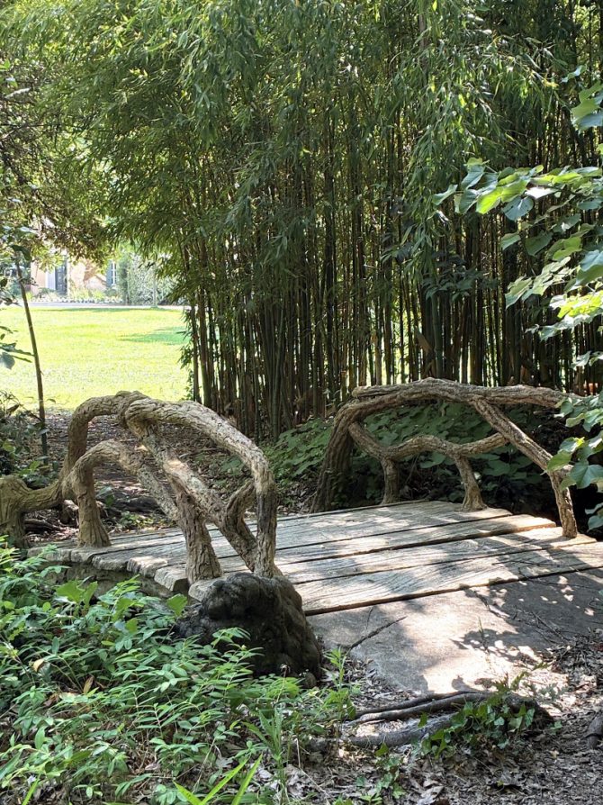 Provence: Romantische Brücke im Park von Château de Montcaud