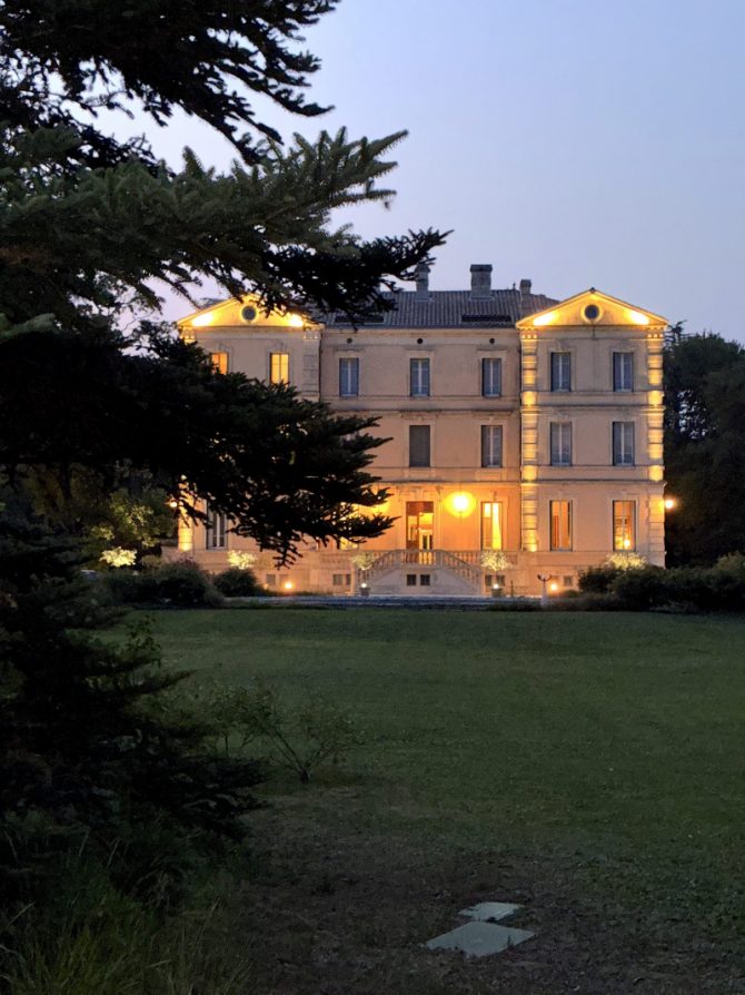 Provence: Château de Montcaud in der Dämmerung, frontal angestrahlt