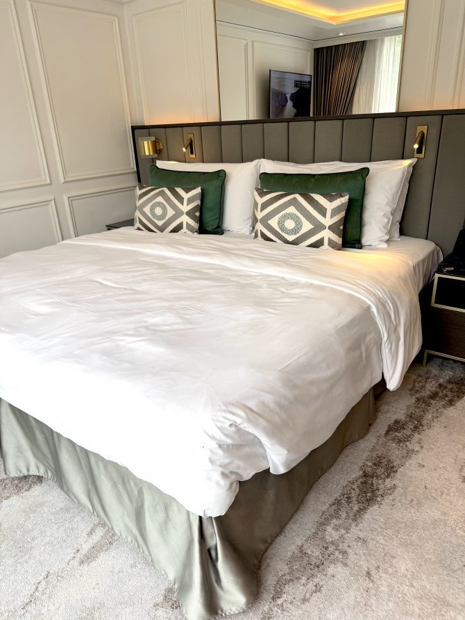 Elegantes Bett in der Riverside Suite auf der Ravel – stilvolles Wohnen auf der Rhône in der Provence.