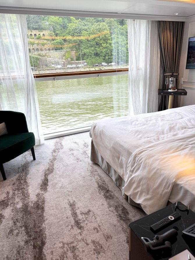 Ausblick von der Riverside Suite auf der Ravel – durch bodentiefe Fenster auf die Rhône in der Provence.