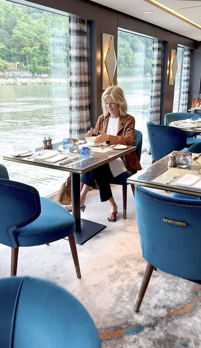 Tina Artz im stilvollen, blau gehaltenen Speiseraum der Ravel – entspannter Auftakt zur Flusskreuzfahrt in der Provence.