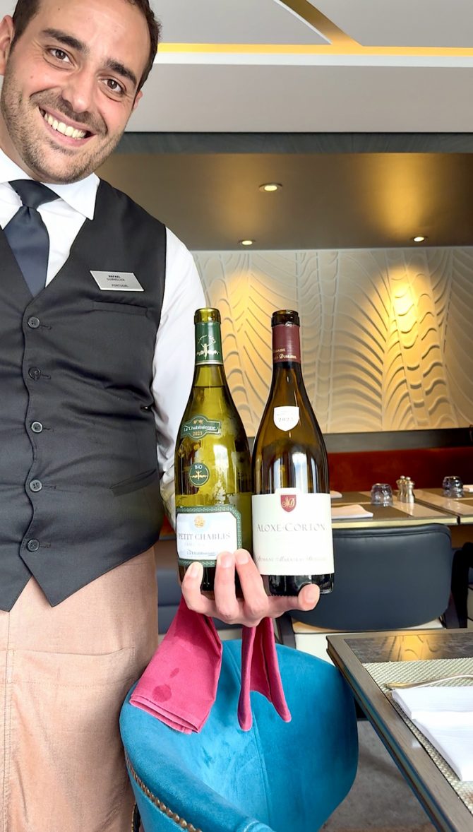 Rafael, der Sommelier auf der Ravel, präsentiert beim Dinner zwei Weine – genussvolle Provence-Momente