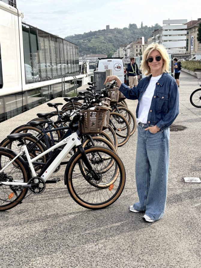 Tina Artz beim Provence-Fahrradausflug zur Weinprobe – E-Bikes warten auf neue Entdeckungstouren.