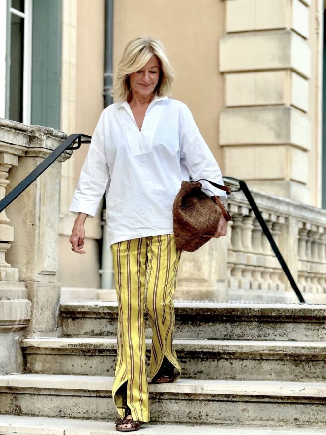 Provence: Modemoment in Streifenhose zum Dinner auf der Schlosstreppe von Château de Montcaud