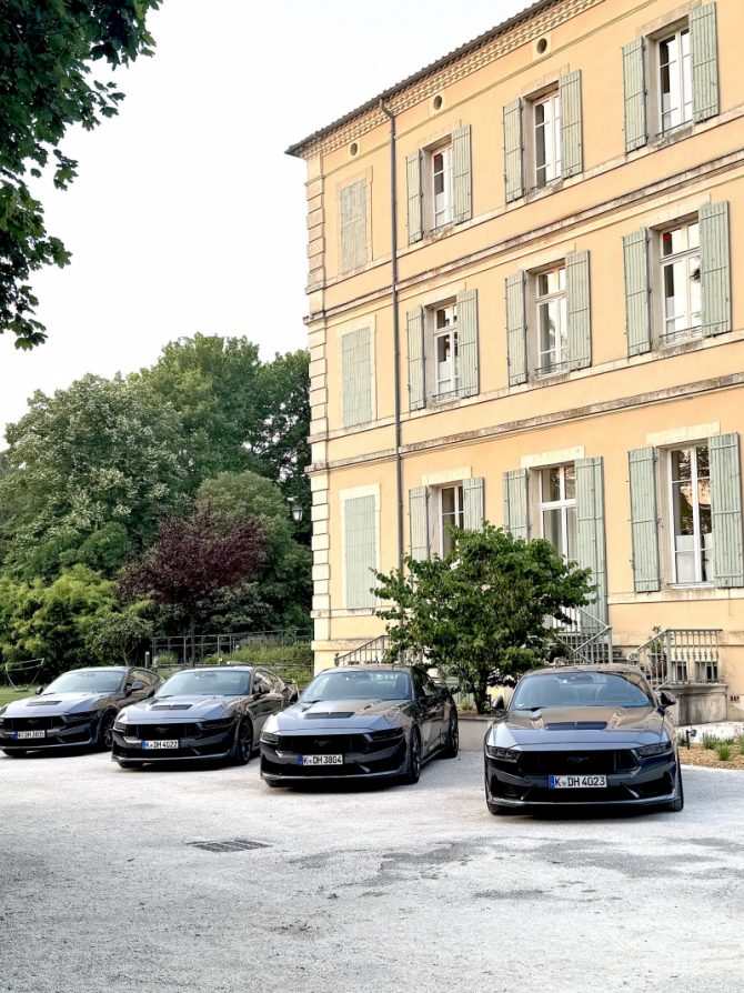Provence: Schlossansicht mit Ford Mustang Fahrzeugen vor dem Château de Montcaud