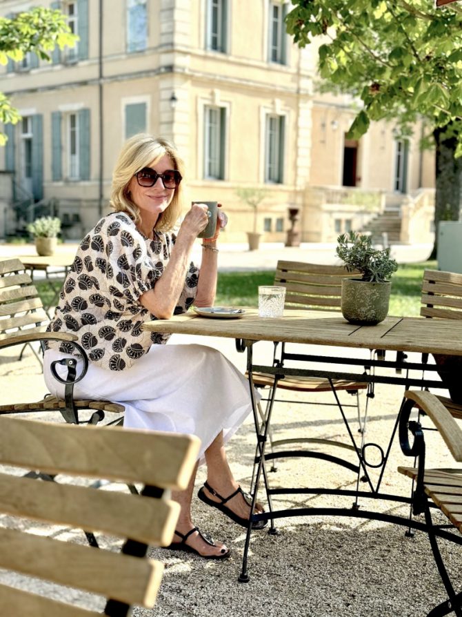 Provence: Modeaufnahme beim Frühstück im Park vom Schloss Montcaud – sitzend mit Blick zur Kamera
