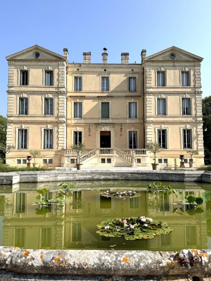 Provence: Château de Montcaud in der Tagaufnahme, frontal fotografiert