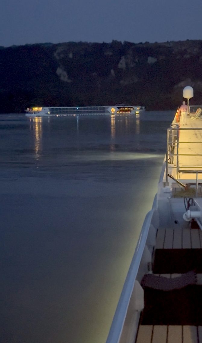 Nächtliche Stimmung auf dem Deck der Ravel in der Provence – Blick auf ein beleuchtetes anderes Flussschiff