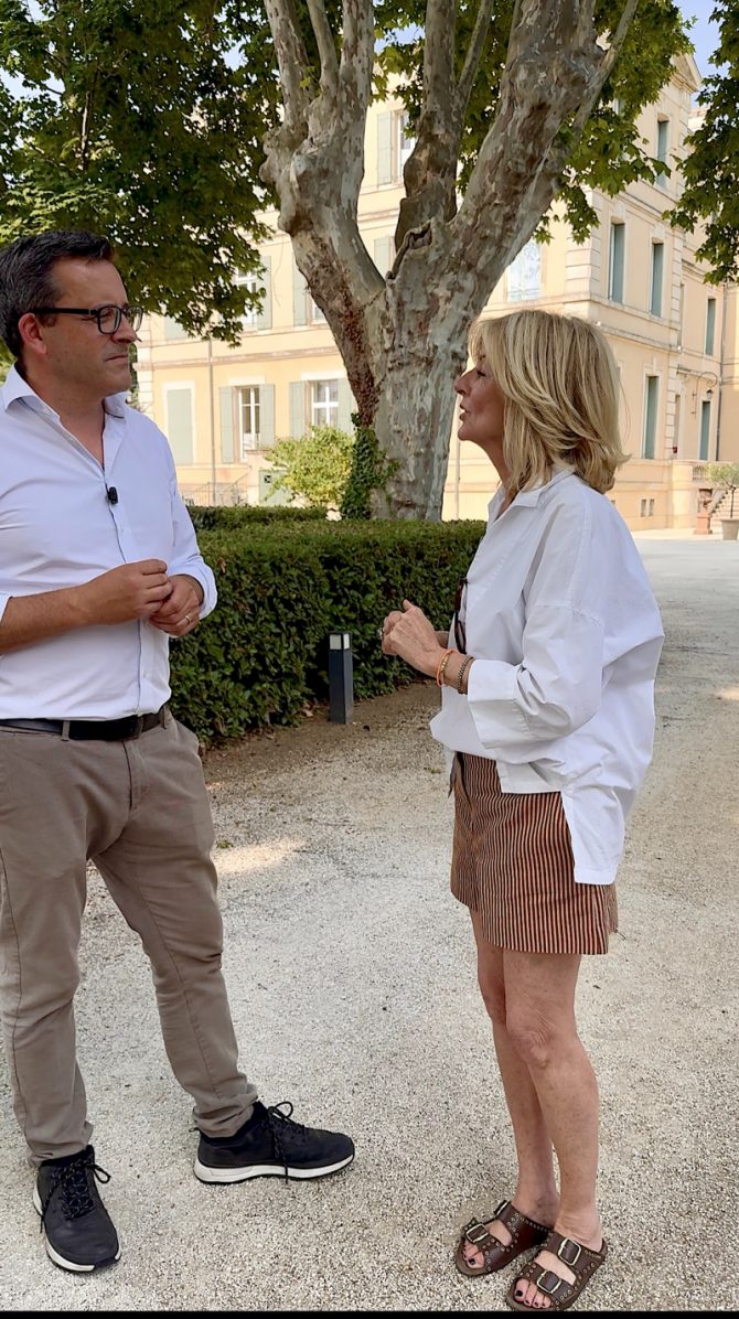 Provence-Charme in Person: Rolf Bertschi, Schlossherr und Gastgeber des Château de Montcaud, auf der von Platanen gesäumten Auffahrt zum Schloss.