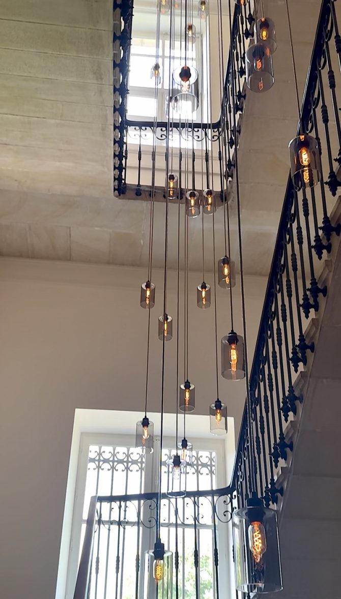 Provence: Treppenhaus im Château de Montcaud mit Rauchglas-Lampeninstallation