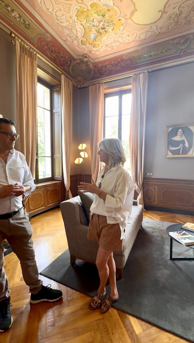 Provence: Rolf Bertschi aus der Gastgeberfamilie des Château de Montcaud beim Interview im Salon