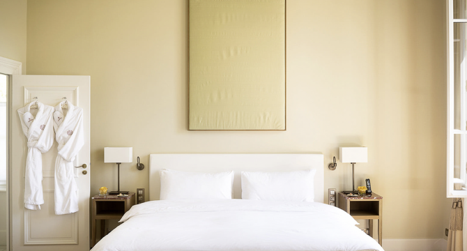 Provence: Junior-Suite im Château de Montcaud mit Seidentableau, Fensterblick und Badzugang