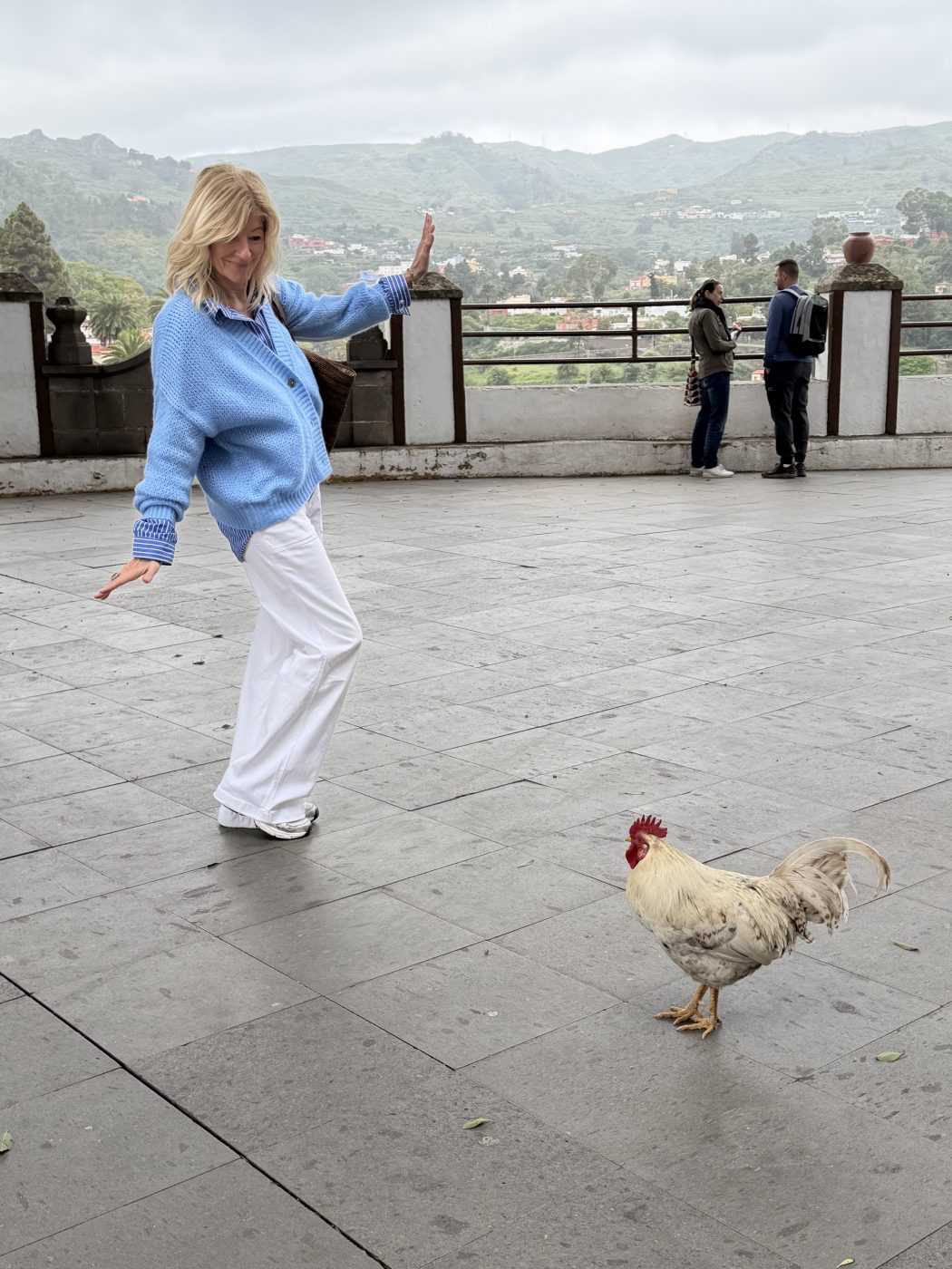 Tina Artz und ein Huhn auf einem Platz in Las Palmas, Gran Canaria