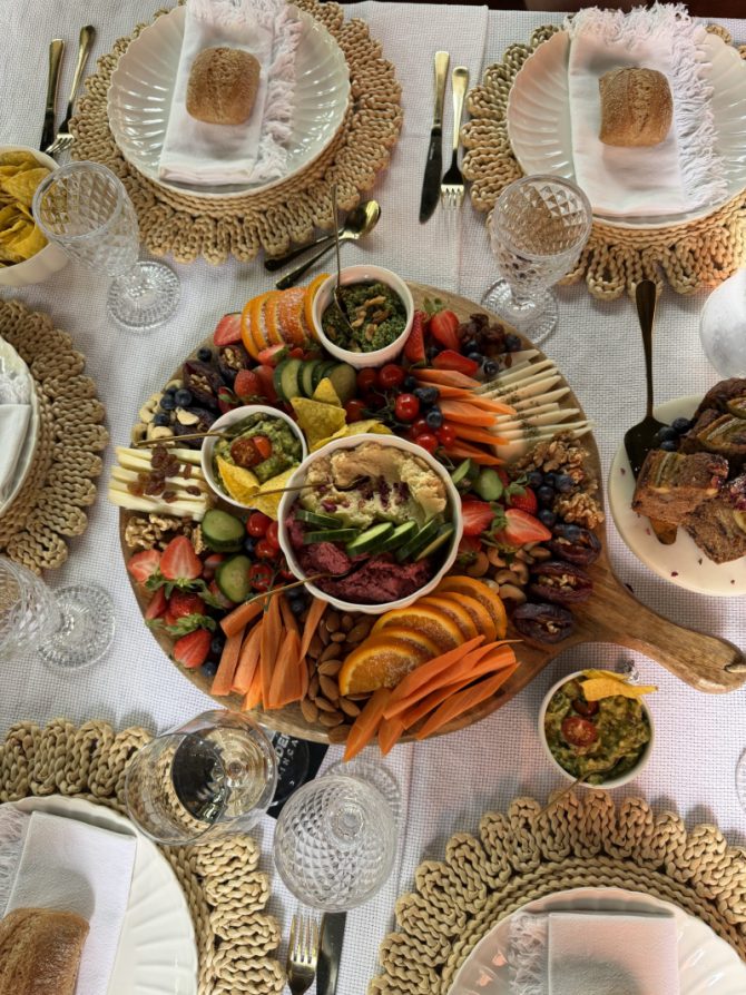 Picknick mit verschiedenen Speisen, schön arrangiert