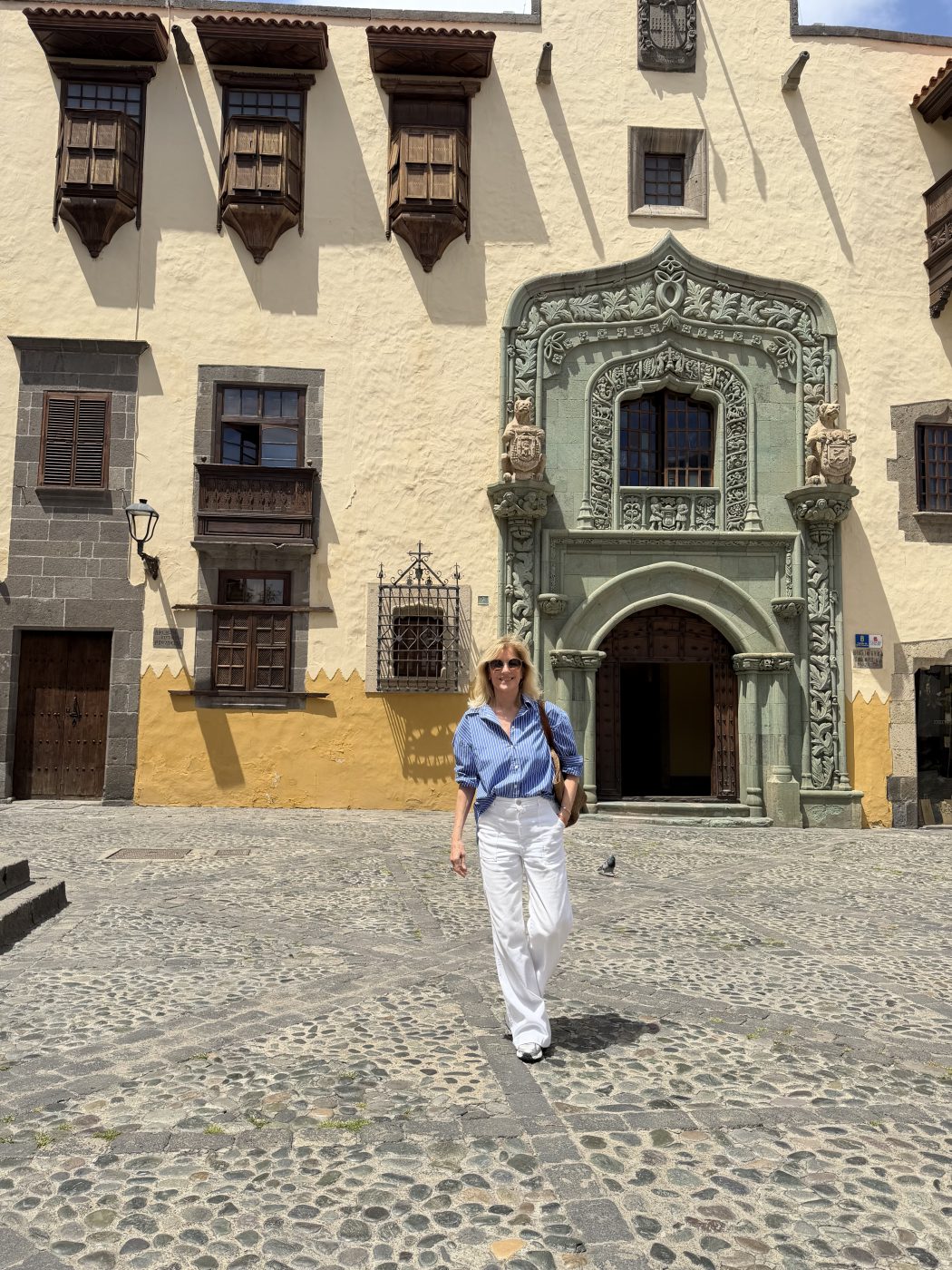 Tina Artz vor Kolumbushaus in Las Palmas Gran Canaria