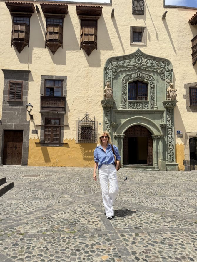 Tina Artz vor Kolumbushaus in Las Palmas Gran Canaria