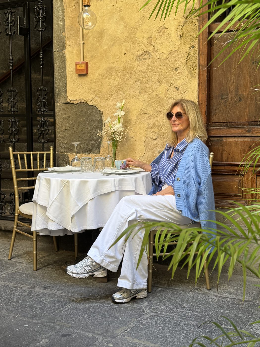 Tina Artz sitzt am Tisch im Café