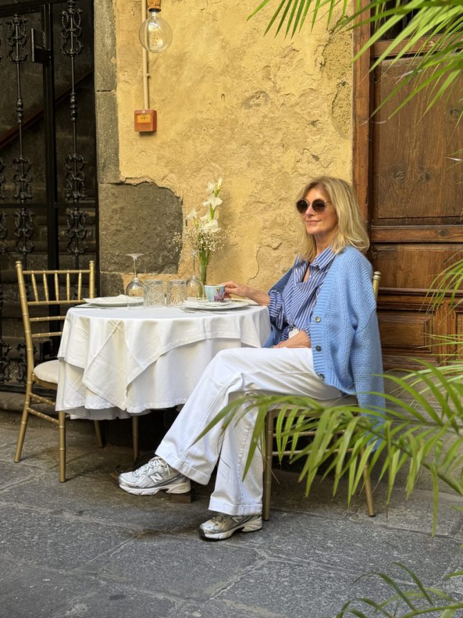 Tina Artz sitzt am Tisch im Café