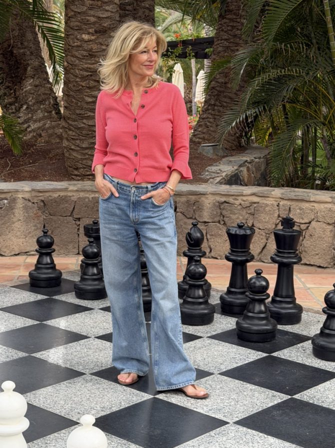 Tina Artz im tropischen Garten mit Schachfiguren, im Seaside Palm Beach, Gran Canaria