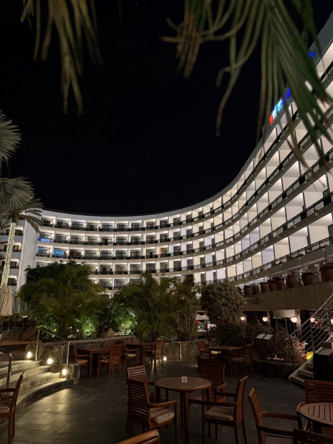 Seaside Palm Beach, Gran Canaria, das Hotel beleuchtet bei Nacht