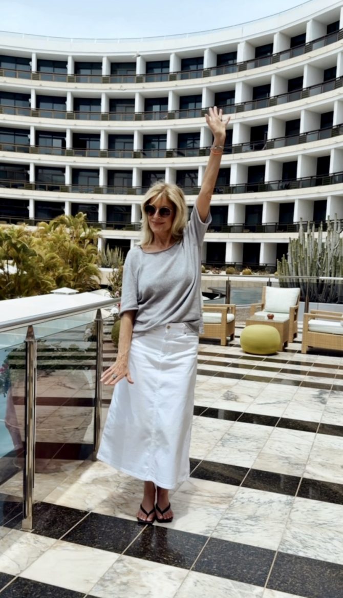 Tina Artz vor der Fassade des Seaside Palm Beach in Maspalomas