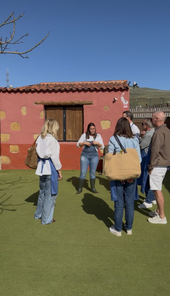 Gruppe von Personen auf einer Ziegenfarm in Gran Canaria