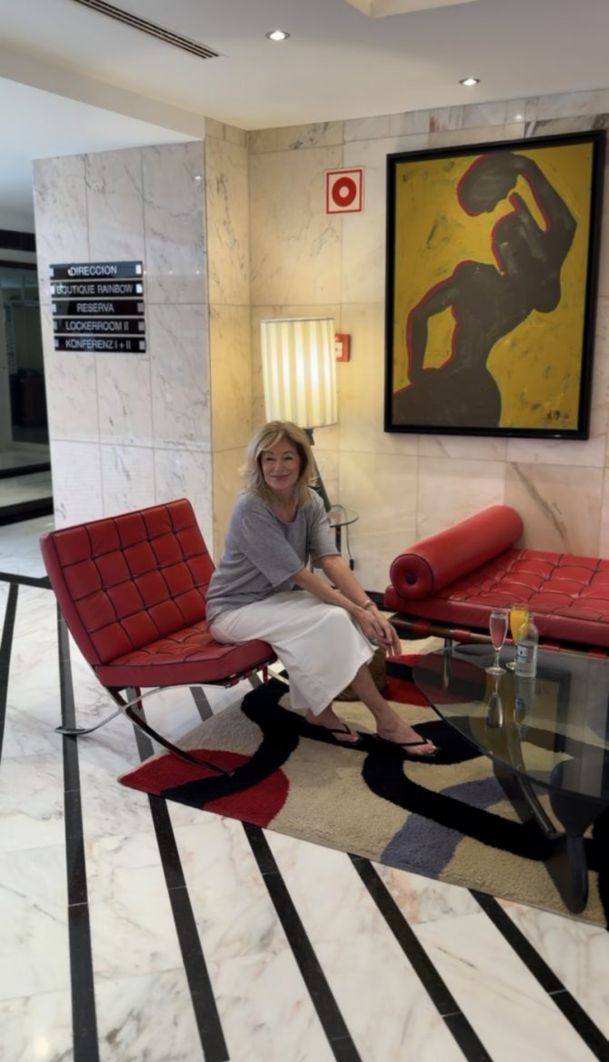 Tina Artz in der Looby des Seaside Palm Beach in Maspalomas, Gran Canaria
